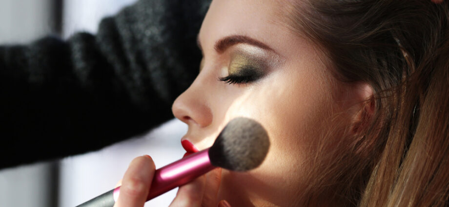 Greșeli de beauty care îți înfundă porii